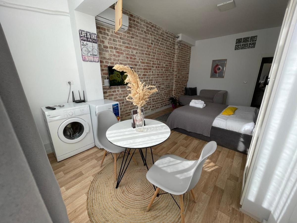 Bricks Studio Apartments Тирана Екстер'єр фото