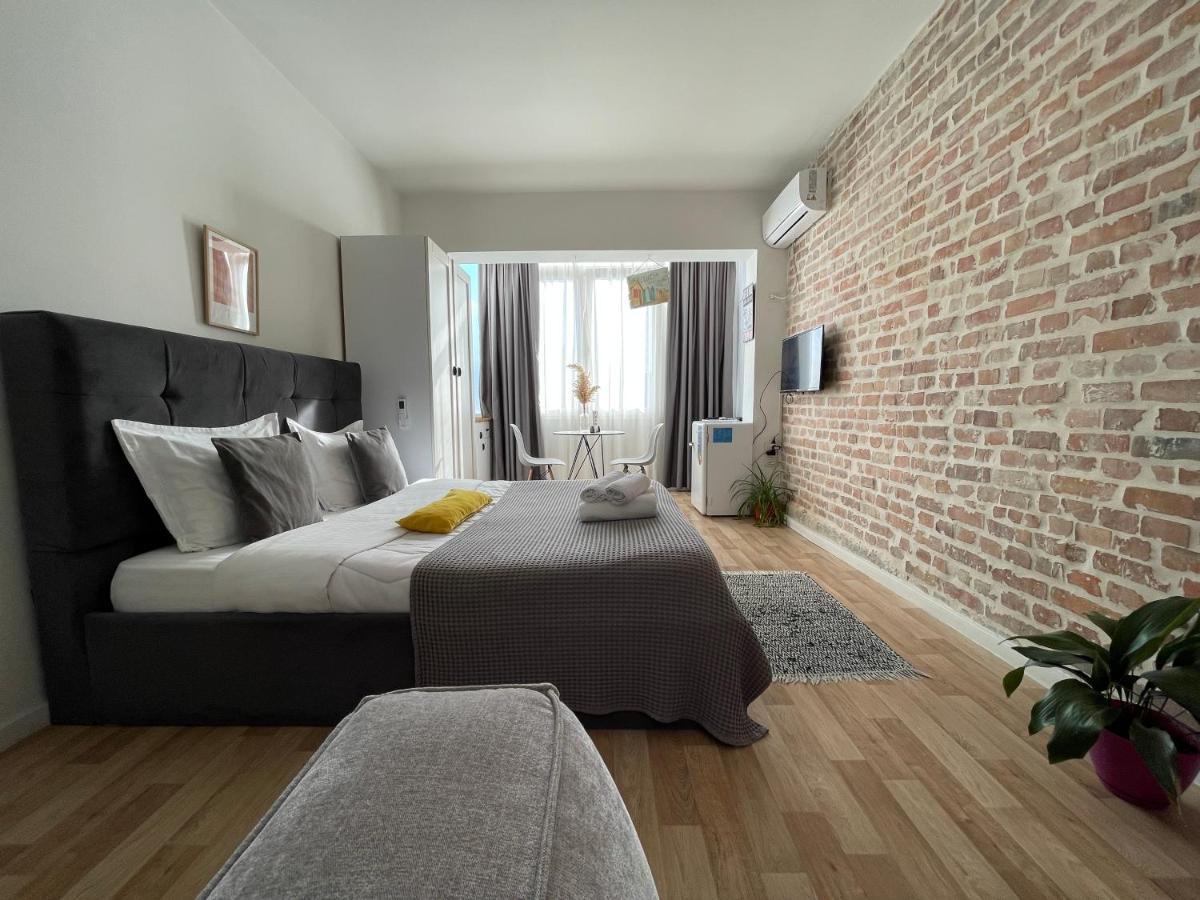 Bricks Studio Apartments Тирана Екстер'єр фото
