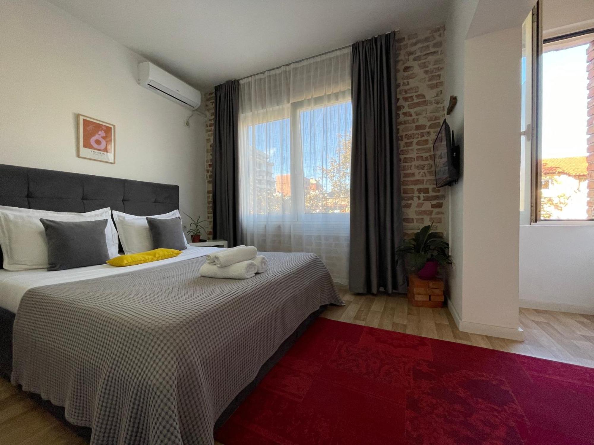 Bricks Studio Apartments Тирана Екстер'єр фото