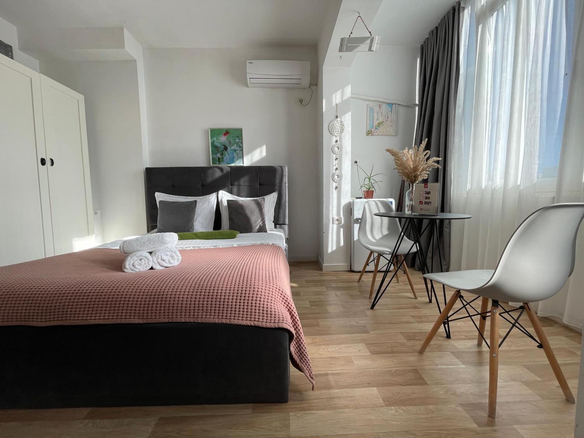 Bricks Studio Apartments Тирана Екстер'єр фото