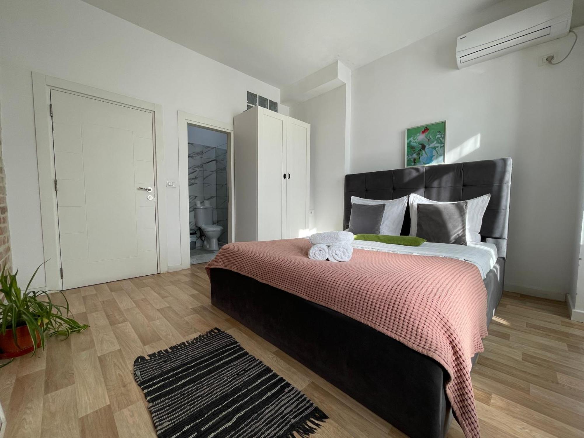 Bricks Studio Apartments Тирана Екстер'єр фото