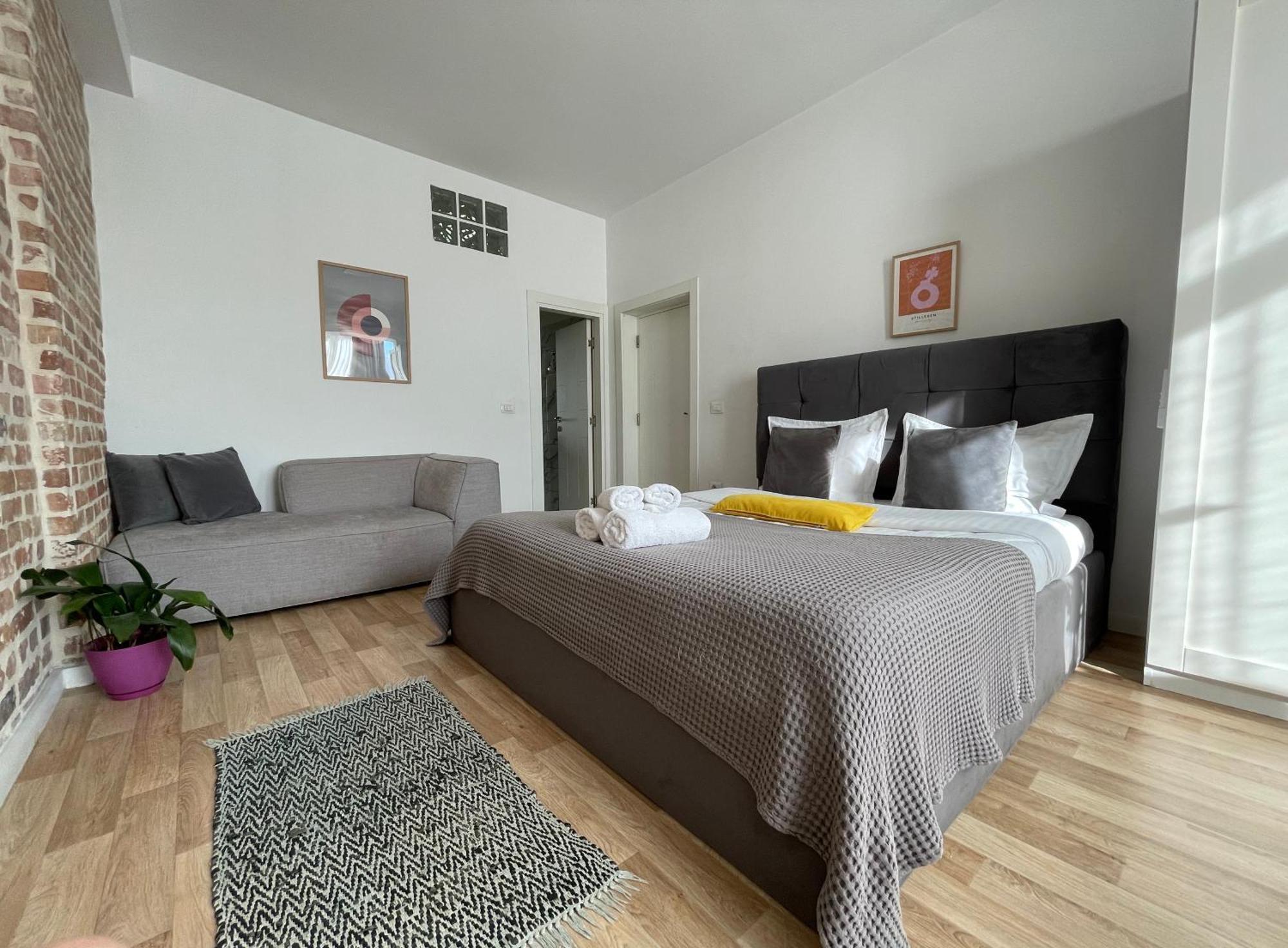 Bricks Studio Apartments Тирана Екстер'єр фото